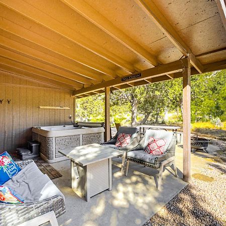 Peaceful Strawberry Cabin Fire Pit And Hot Tub Pine Bagian luar foto