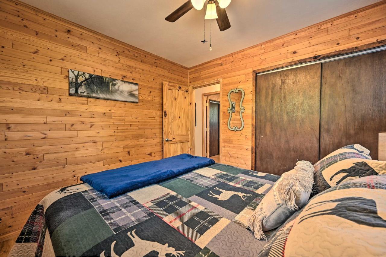 Peaceful Strawberry Cabin Fire Pit And Hot Tub Pine Bagian luar foto