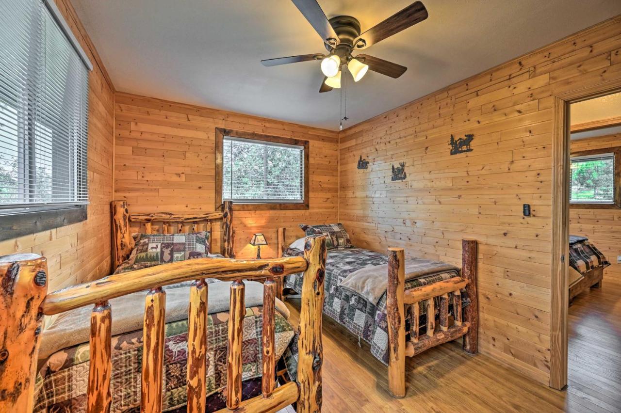 Peaceful Strawberry Cabin Fire Pit And Hot Tub Pine Bagian luar foto